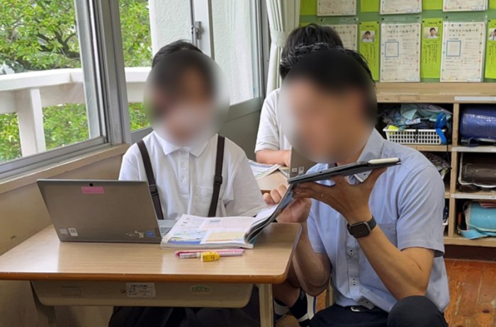 教師が子供に声掛けを行う様子