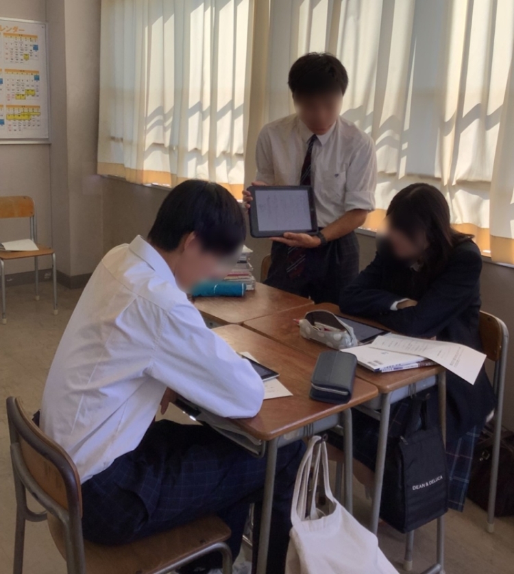 生徒が相互にプレゼンする様子