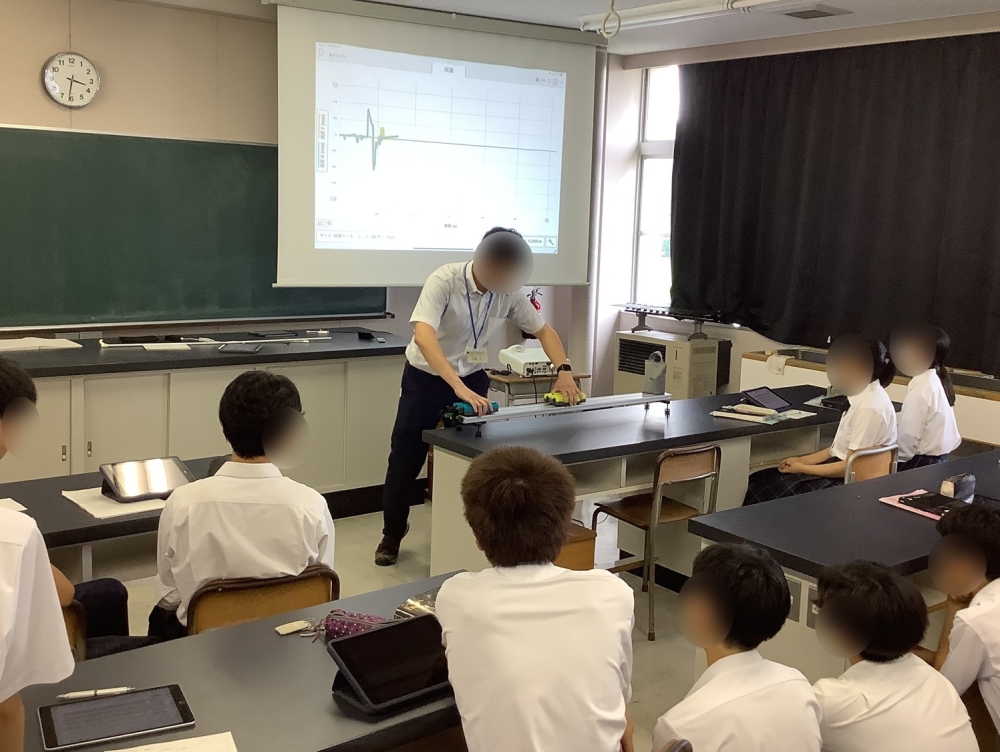 理科で繰り返し実験を実演する様子