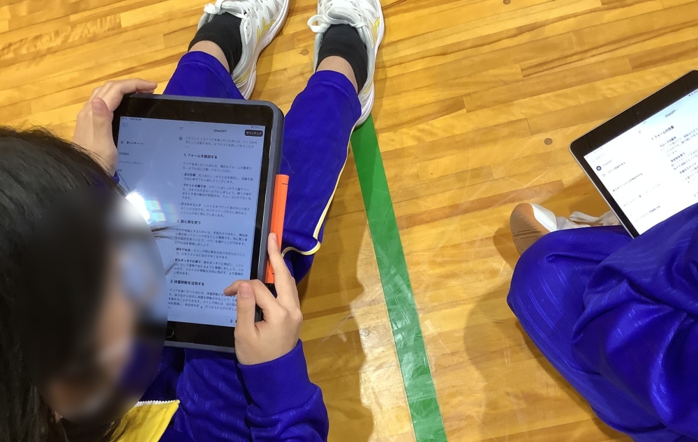 体育館で端末を活用する様子