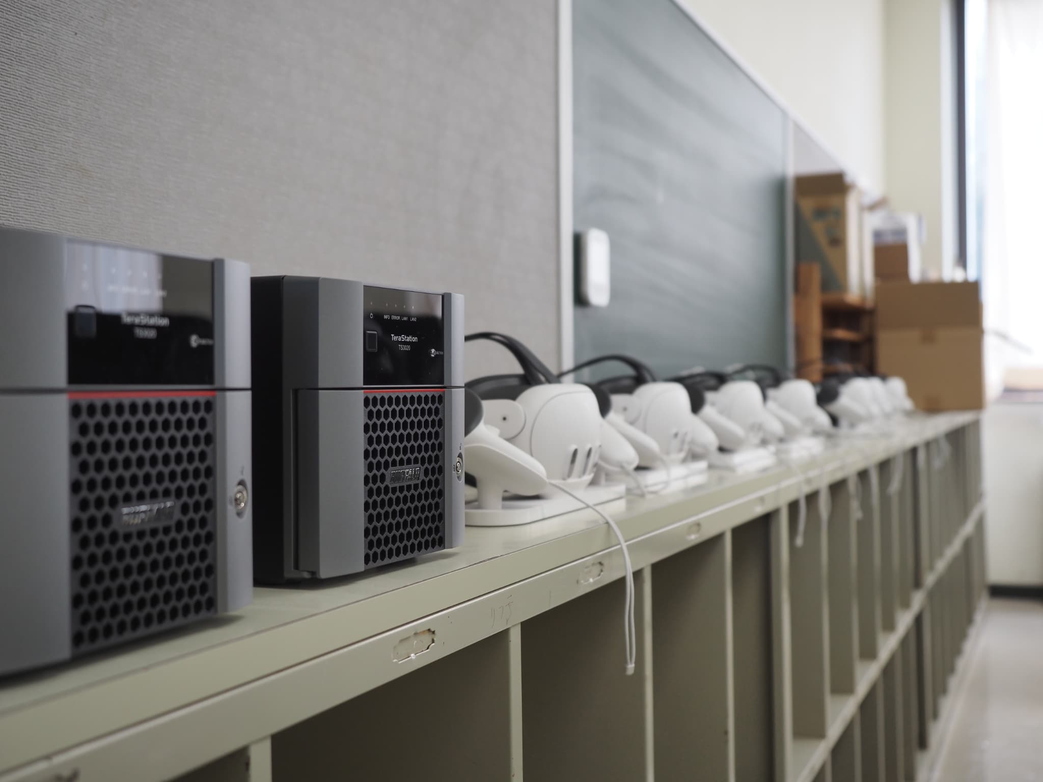 高性能パソコンとVRゴーグル