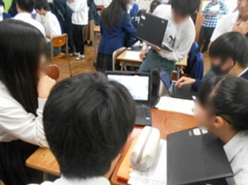 数学科の授業で端末を使う生徒の様子