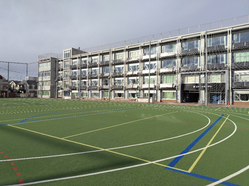人工芝が張られた屋外運動場の写真
