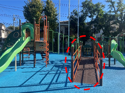 車いす使用者でも上ることができる遊具の写真