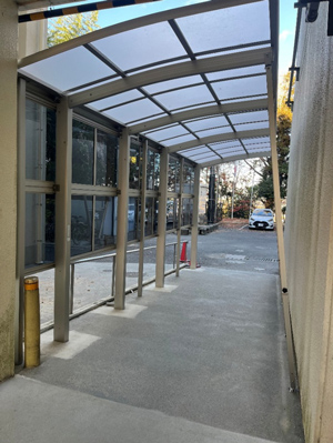 車いす使用者用の車寄せの写真