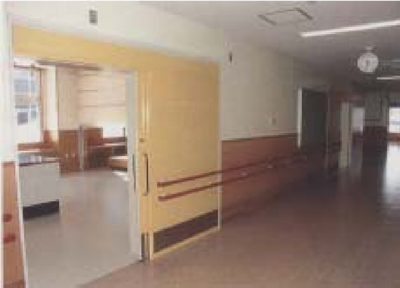 滑りにくい材質の手すりが設置された写真