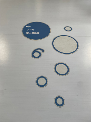 目的地までの導線を把握しやすいように工夫した案内の写真