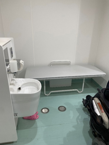 展開された大型ベッドの写真