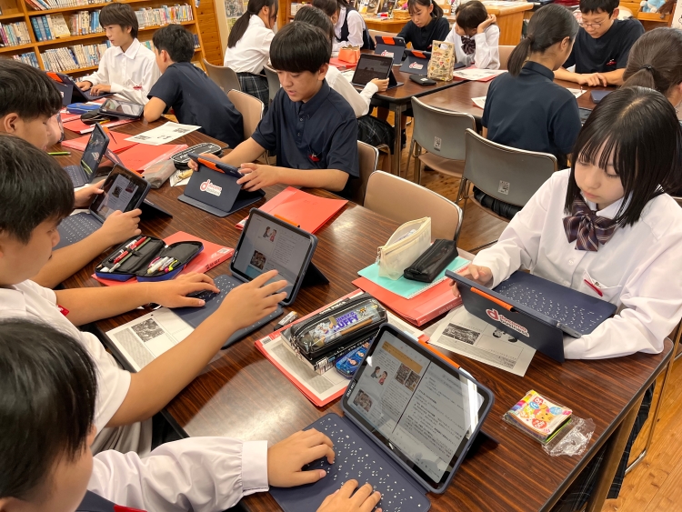 OS 提供のクラウドストレージを活用し、文書作成ソフト上で役割分担しながらリアルタイムに共同編集を行う学習場面。