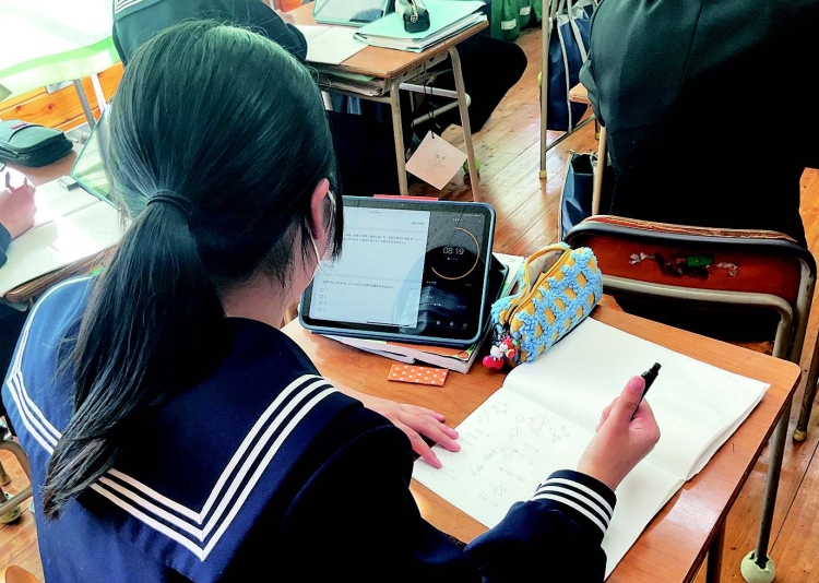 時間を管理しながら問題に取り組む様子。紙と鉛筆、タブレット端末を使い分けて学習を進めている。