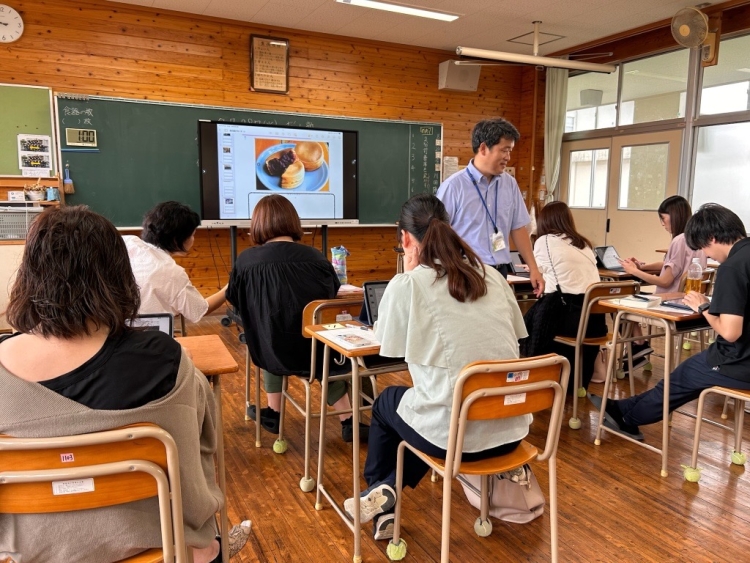 夏の小中合同アプリ教員研修の様子。講師は職員が担当。複数のアプリから選択してグループで学び合った。
