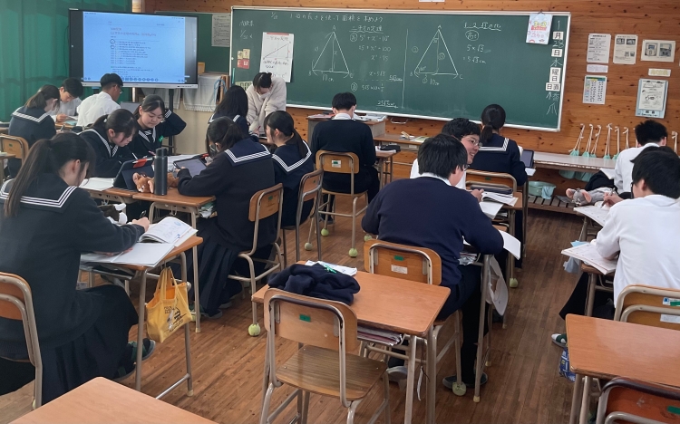 数学科の授業。OS 提供の学習支援ソフトで単元の流れや難易度別の演習問題が共有され、自分のペースで学び方を選択できる。