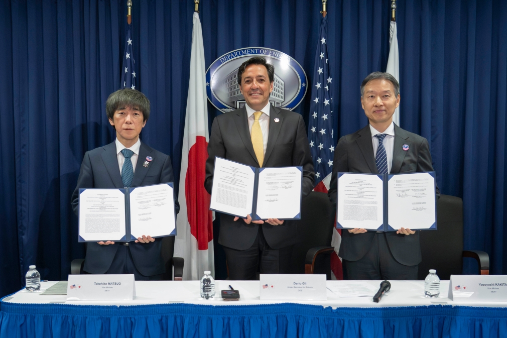 文部科学省の柿田文部科学審議官と経済産業省の松尾経済産業審議官、米国エネルギー省（DOE）のダリオ・ギル科学担当次官が、署名済みのSOI文書を手にして撮影した写真