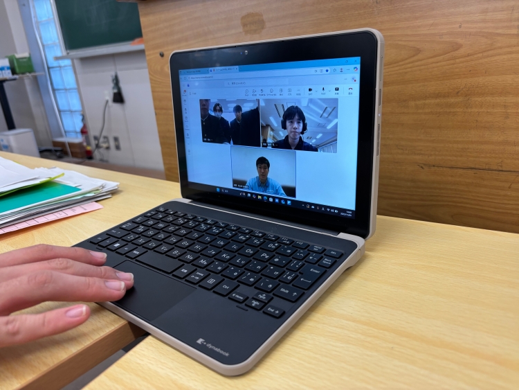 【探究活動】遠隔地へのオンライン取材にも端末は利用されている。