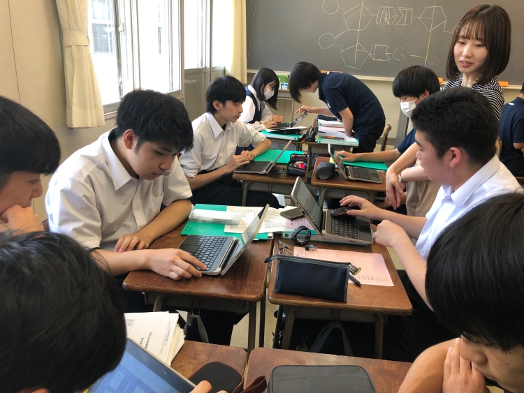 【授業/英語科】グループごとにクラウドを利用して英語プレゼンテーション資料を作成している。