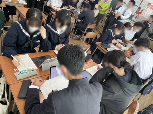 情報科と国語科を横断した授業の様子。生成 AI の特徴を理解したうえで活用方法を考えた。