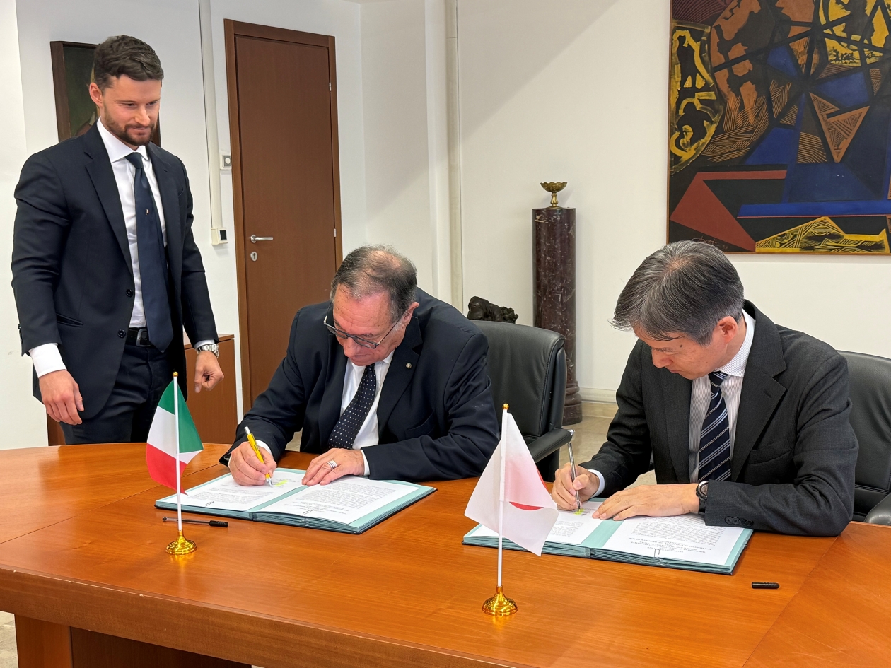 MEXT柿田文科審とイタリア(MUR）マルコ・マンチーニ　イタリア大学・研究省 事務次官が覚書を署名中の写真