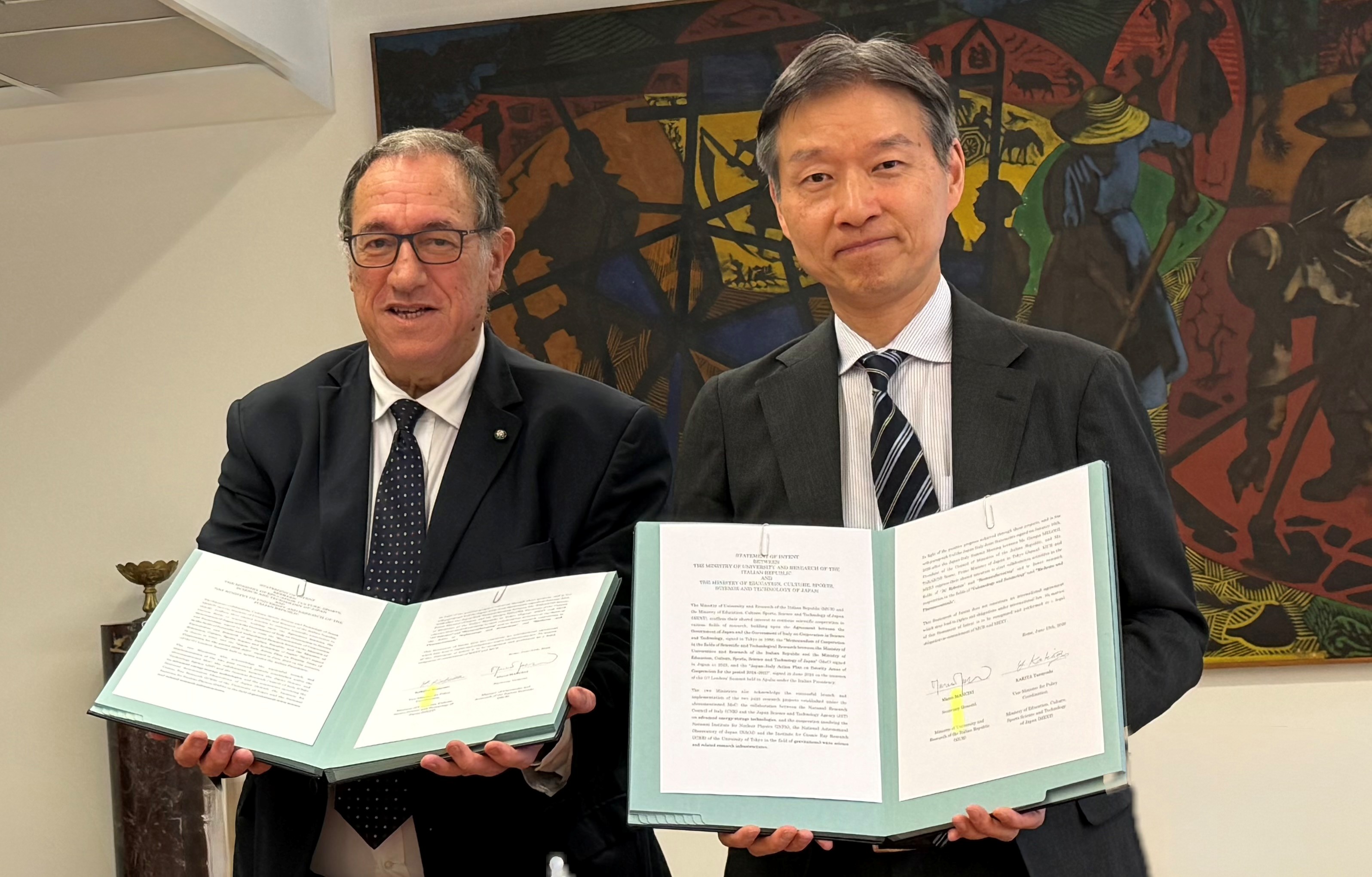 MEXT柿田文部科学審議官とイタリア(MUR）マルコ・コンチーニ事務次官が署名済みのSOI文書を手にして撮影した写真