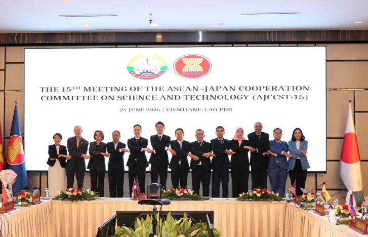 ASEAN各国の参加者がてを取り合っている集合写真