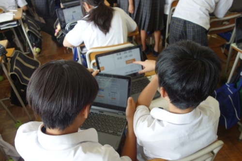 １人１台端末を活用した「協働的な学び」の様子。互いの考えを可視化して共有し、理解を深めている。