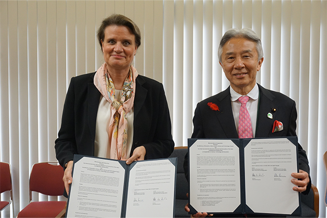 盛山文部科学大臣とスイスのマルティナ・ヒラヤマ教育・研究・イノベーション長長官が科学技術・イノベーション協力に係る覚書の署名を掲げている写真