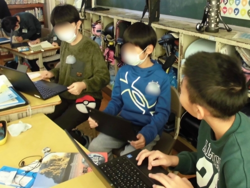ホワイトボードソフトを活用し、友達の考えを参考にしながら対話を行い、自分の考えを深める。
