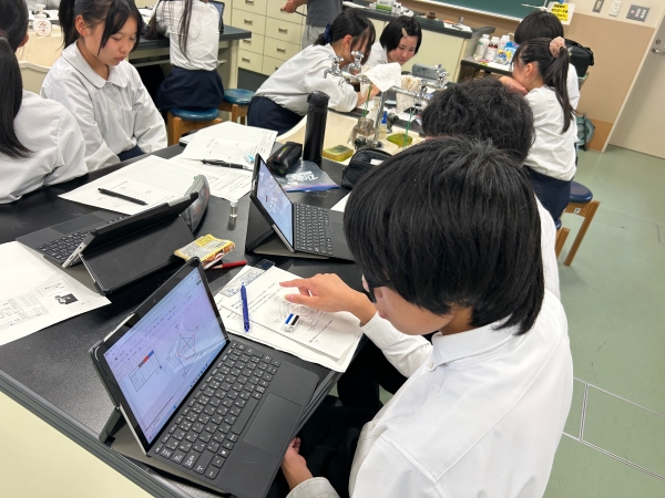 教科融合授業の様子。指定された項目を評価し、その結果をレーダーチャートにして可視化。