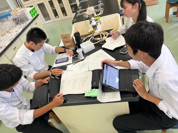 実験やアンケートのデータ整理も、班員全員が常に共有・分析できる体制を整えている。