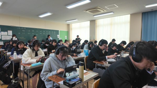 AI音声対話機能を活用して、AIから得た情報を自らの言葉で伝えようとする主体的な姿が多く見られた。