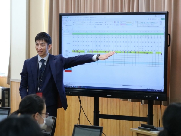 数学の授業の一コマ。進捗状況共有シートに打ち込み、自発的な学び合いを促す。