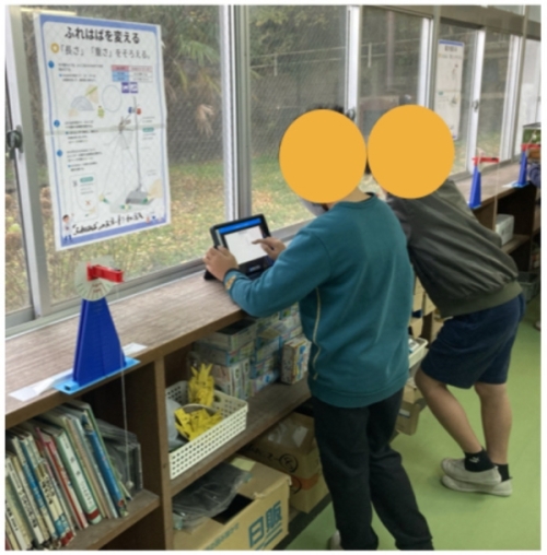 困っている人に進んで教えたり、早く進んでいる人にヒントをもらいにいったりするなど、自分たちで協働的に学ぼうとする姿が見られた。