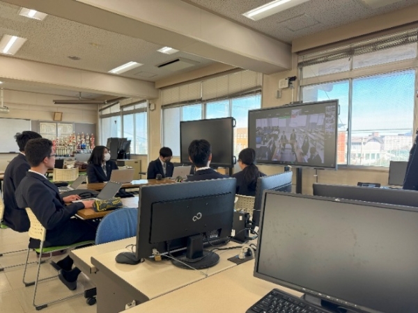 専門学校との連携により「生成AIの実践的な活用方法」をテーマに4拠点をオンラインで結び実証事業を行った。