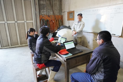 農場へのWi-Fiの設置は、動物ペット科など、別の学科の学びも変えている。今年度は動物ペット科で飼育している牛の首輪に行動データ等を記録するセンサーを取り付けた。牛の生育データも蓄積し、農場にいながらChromebookでデータを見られるようになった。