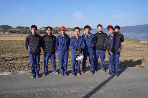 運転アシスト付きトラクターの実習を行った生徒たち。