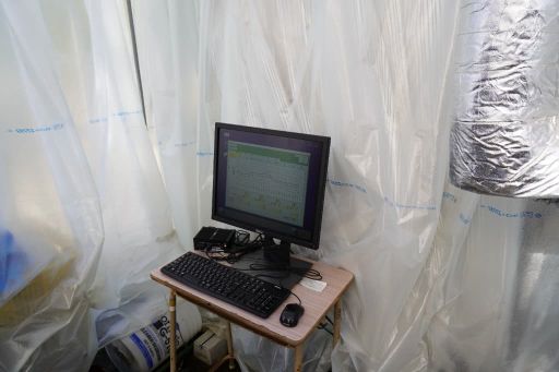 センシング機器からのデータ確認や機器の操作もハウス内のパソコンから操作できる。