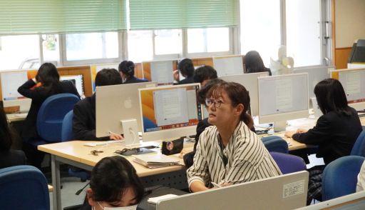 授業には「沖縄こどもの国」の職員も参加し、各発表へフィードバックを実施。地域企業で働く職員目線での貴重な意見は生徒たちの実践的な学びにつながる。