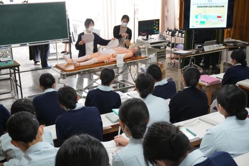シミュレーターで手術後の患者の看護を学ぶ。