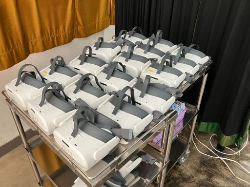 全20台のVRゴーグル。授業毎に必要な教材の個別DLはネットワーク環境との相性もあり苦労した。