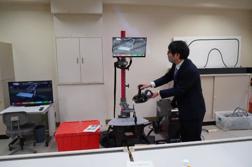 機械・ロボット科2年生が溶接実習の導入で活用するバーチャル溶接機。