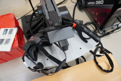 バーチャル溶接機のヘッドセットと溶接トーチを模した専用デバイス。