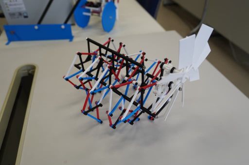 生徒がSolidWorks で設計を行い3Dプリンタで出力し、組み立てを行った風力で動くからくりロボット。