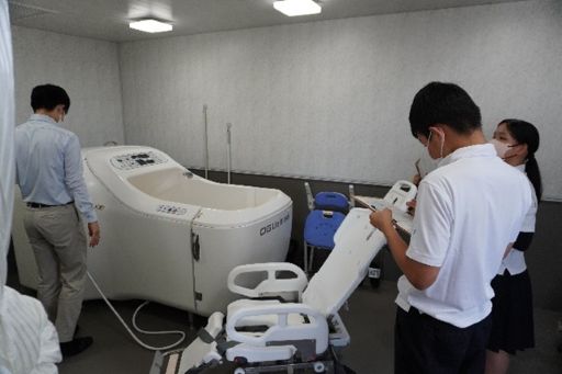鹿児島市内で介護DXを推進している特別養護老人ホーム「うすきの里」を訪問した生徒たち。職員との意見交換も実施することで福祉の最前線を体感し、学校の授業だけではわからない現場の課題や取組を学ぶ貴重な機会となった。