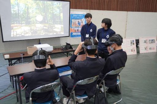 「南薩地区専門高校フェスタ」に参加した中学生に向けて、VRゴーグルや電動車椅子、点字ブロック等を活用したさまざまな体験イベントを実施。機器の説明から中学生とのコミュニケーションまで、生活福祉科の生徒が主体となって対応していた。