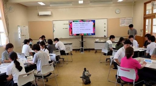 地域の福祉関係者との交流会の様子。地域福祉を担う人材の育成を目的とした教育活動の一環として、生徒と関係機関が相互理解を深め、今後の連携のきっかけづくりのために開催された。この会を機に継続的な交流学習へと発展している。