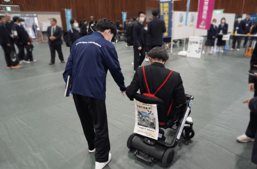 「南薩地区専門高校フェスタ」に参加した中学生に向けて、VRゴーグルや電動車椅子、点字ブロック等を活用したさまざまな体験イベントを実施。機器の説明から中学生とのコミュニケーションまで、生活福祉科の生徒が主体となって対応していた。