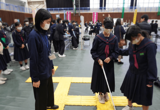 「南薩地区専門高校フェスタ」に参加した中学生に向けて、VRゴーグルや電動車椅子、点字ブロック等を活用したさまざまな体験イベントを実施。機器の説明から中学生とのコミュニケーションまで、生活福祉科の生徒が主体となって対応していた。