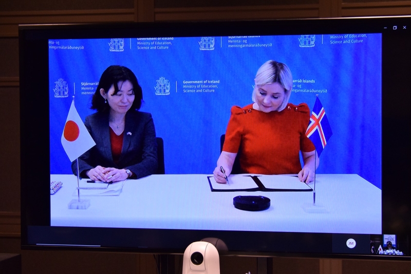 古谷幸子駐アイスランド臨時代理大使、リリヤ・デッグ・アルフレッズドッティル教育科学文化大臣との会談の様子