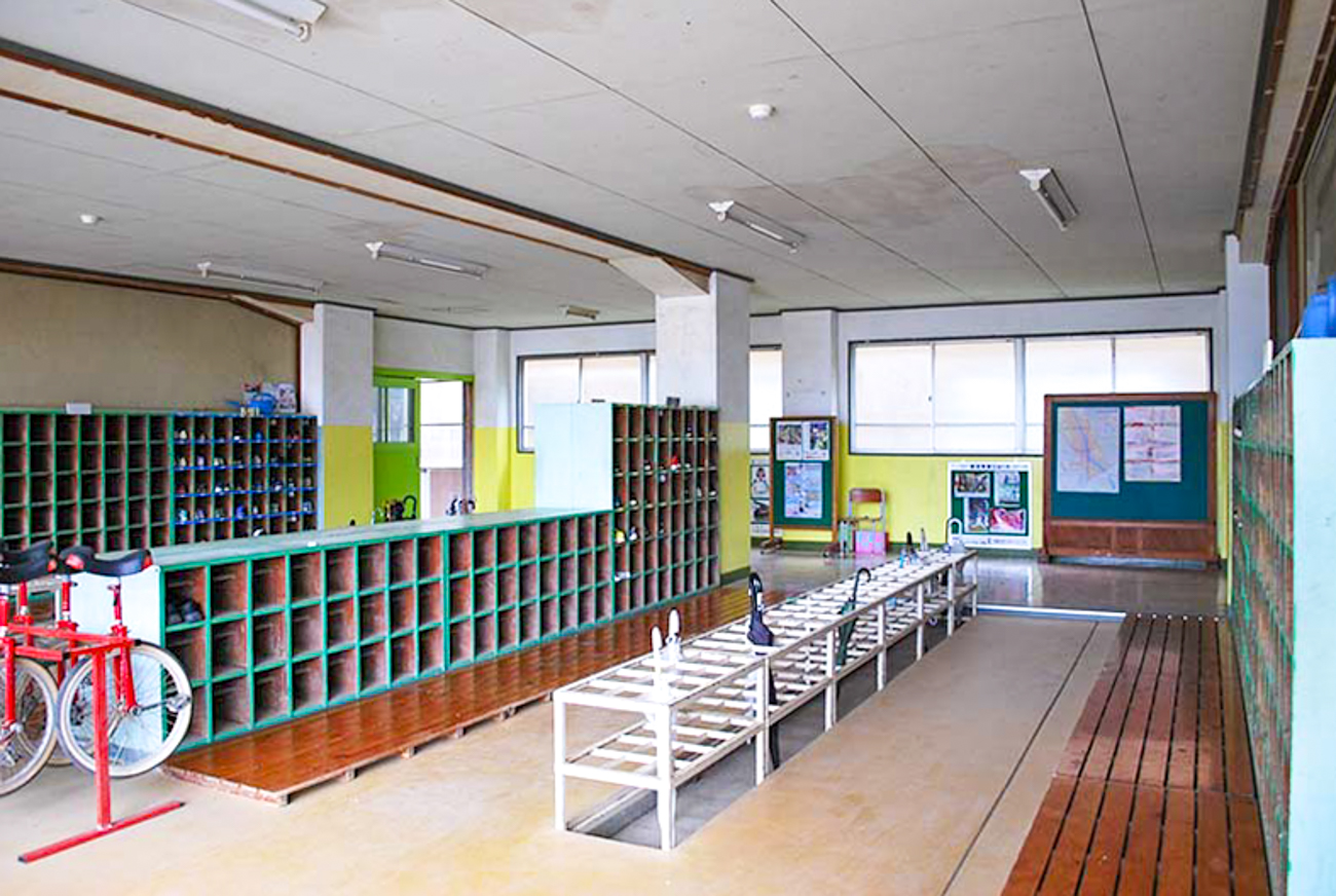 東昇降口 Before