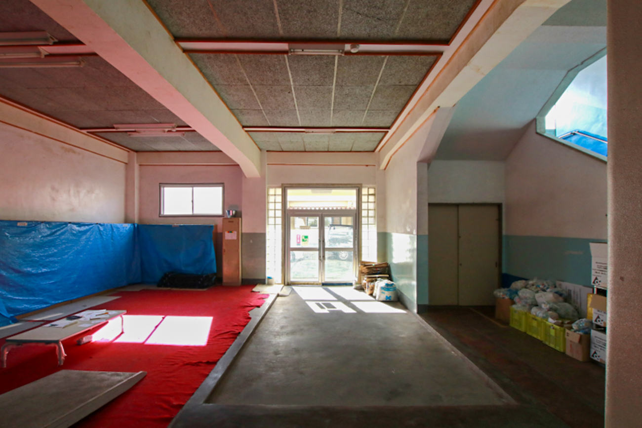 西昇降口 Before