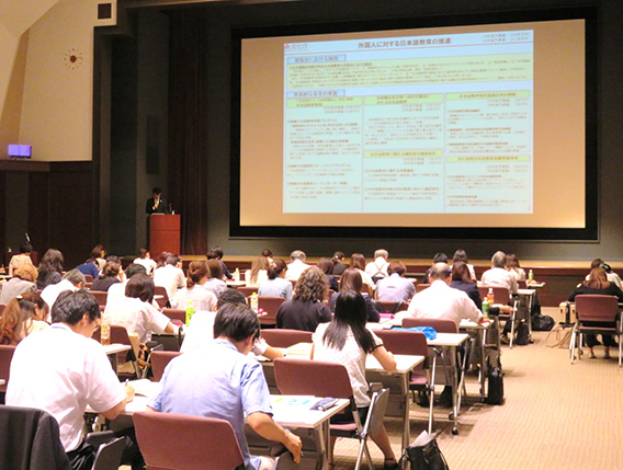 施策説明を聞く参加者